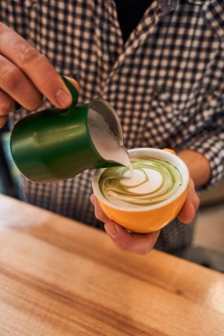 Barista Japon çayına süt dök