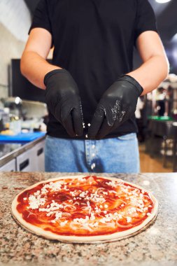 Sakallı pizzacı Pizza yapıyor.