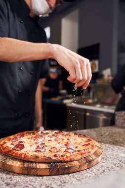 Adam hamura malzeme ekliyor.