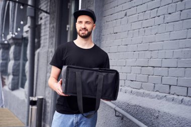 Yakışıklı pizza teslimatı.