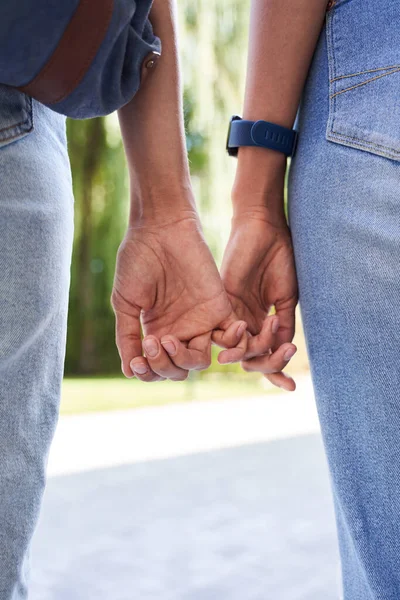 Twee zussen haakten elkaar kleine vinger — Stockfoto