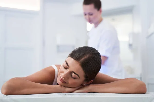 Massageterapeut massera axlar kvinna — Stockfoto