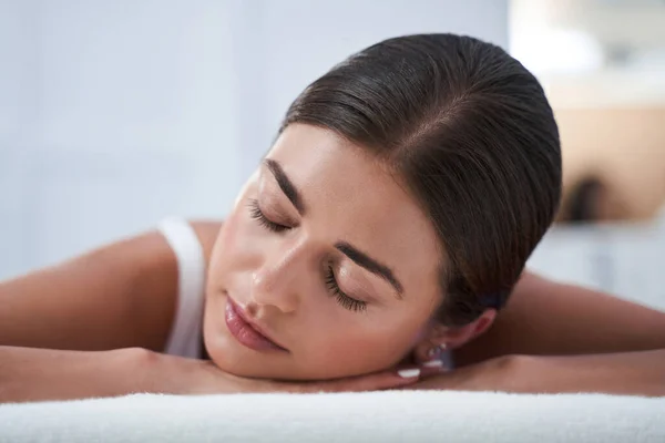 Mulher desfrutando de massagem nas costas com os olhos fechados — Fotografia de Stock