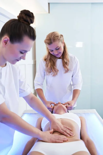 Klienten njuter av avslappnande massage — Stockfoto