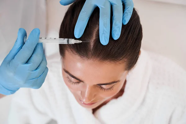 Injecção de cosméticos na cabeça das mulheres — Fotografia de Stock