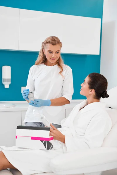 Doctor demonstrating plasmolifting kit for patient — Stock Photo, Image