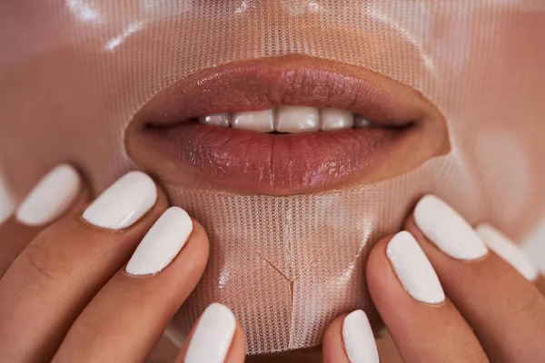 Žena nanáší masku v oblasti úst — Stock fotografie