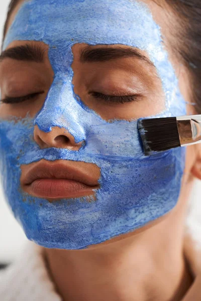 Жінка наносить натуральну маску пензлем — стокове фото