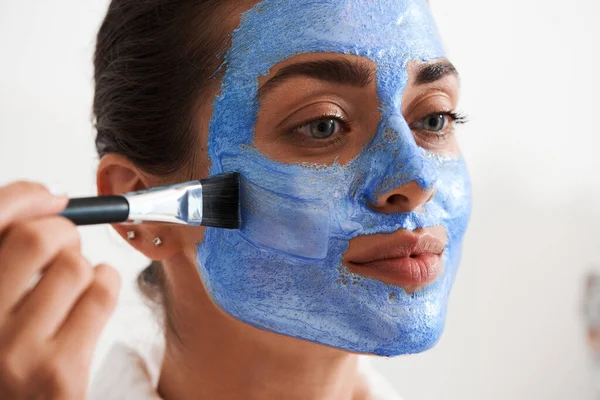 Жінка кладе маску на обличчя — стокове фото