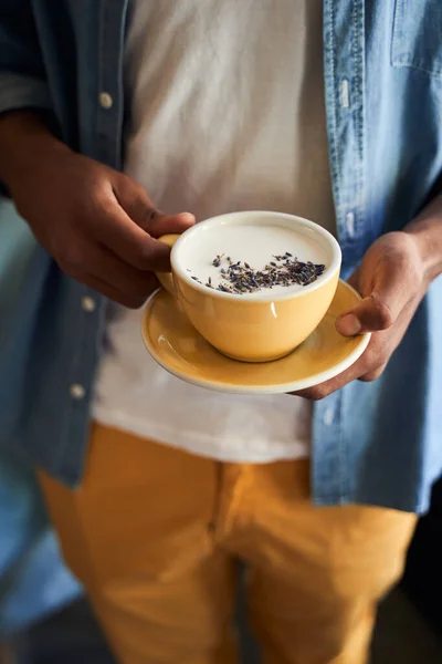 Garçom de pé com xícara de café — Fotografia de Stock