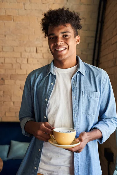 Barista hält Becher mit Flüssigkeit für Kunden — Stockfoto