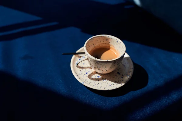 Copo com café em pé na toalha de mesa — Fotografia de Stock