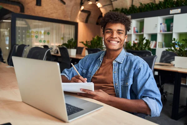 Joven hombre de negocios sentado en el café — Foto de Stock