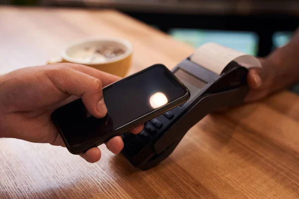 NFC技術による支払いのための携帯電話を使用して顧客 — ストック写真