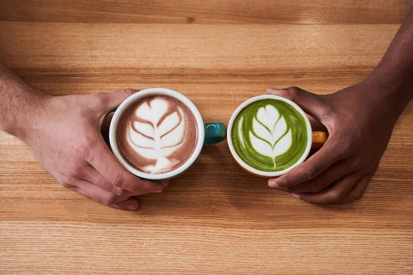 Xícara de matcha e xícara de cacau na mesa — Fotografia de Stock