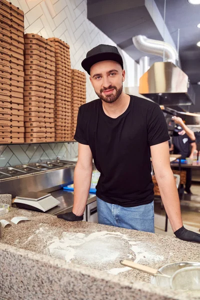 Pizzaiolo com barba fazendo uma pizza — Fotografia de Stock
