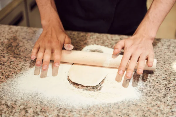 Nahaufnahme von Pizzaiolo, der Teig für Pizza macht — Stockfoto