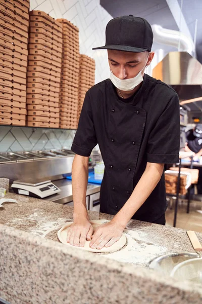 Pizzaiolo com massa prepearing para pizza — Fotografia de Stock