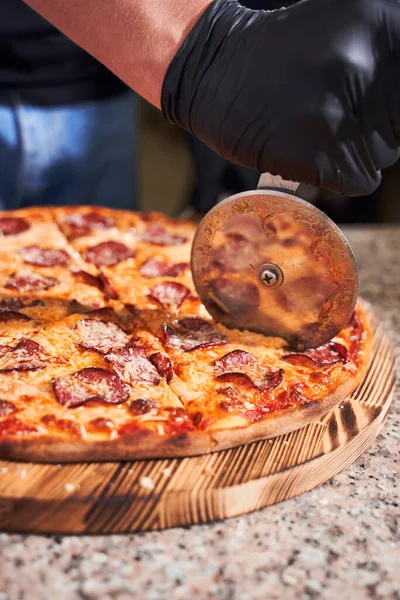 Chiudi tagliando la pizza italiana — Foto Stock