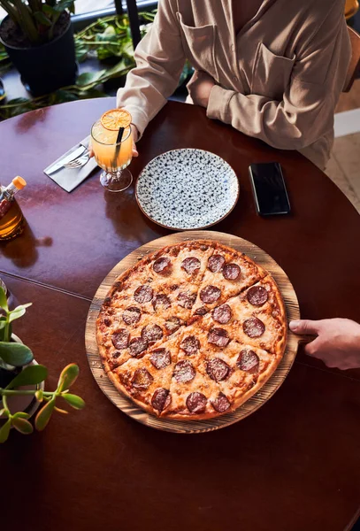 Cameriere consegna pizza al cliente — Foto Stock