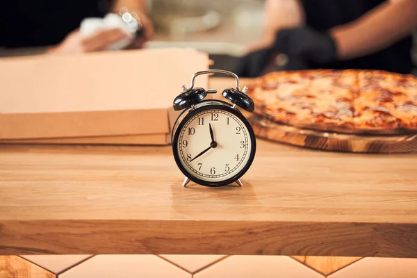 Chiudere sveglia con pizza e backer — Foto Stock