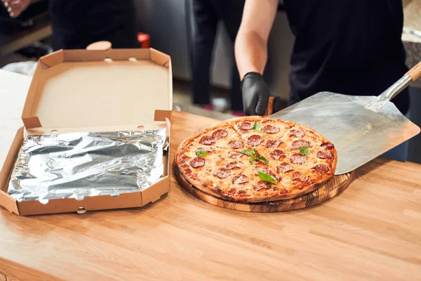 Tiro cortado de embalagem saborosa pizza em caixas — Fotografia de Stock