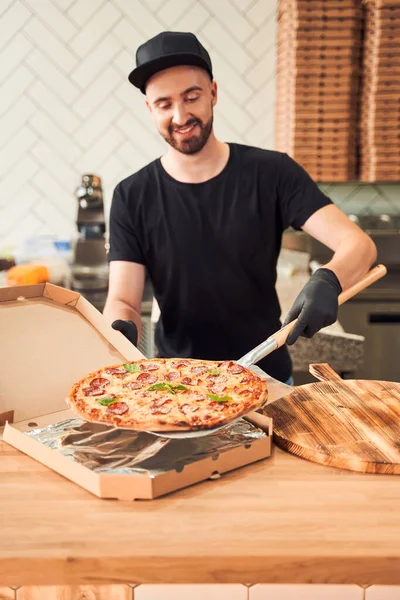 Förpackning Tasty Pizza i kartonger — Stockfoto