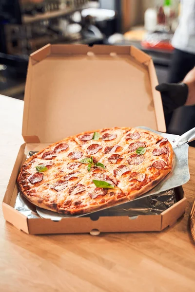 Close Up Imballaggio gustoso pizza in scatole — Foto Stock