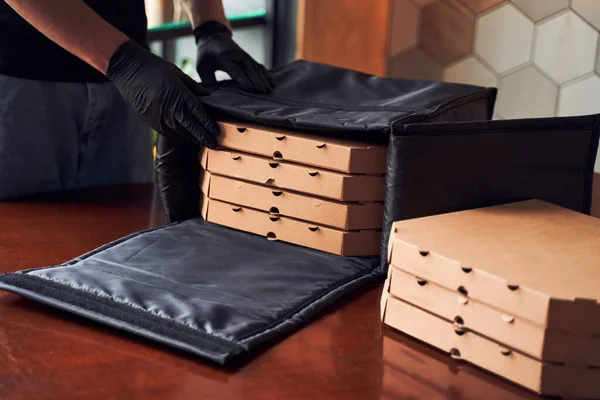 Fechar a embalagem de pizza recém-assada para caixas de entrega — Fotografia de Stock