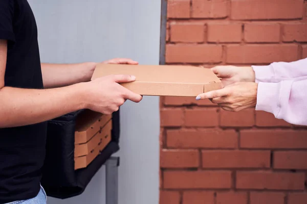 Uomo che consegna pizza al cliente — Foto Stock