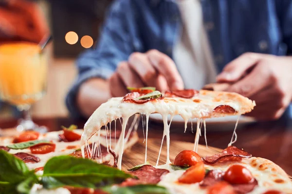 Close up uomo con barba mangiare gustosa pizza — Foto Stock