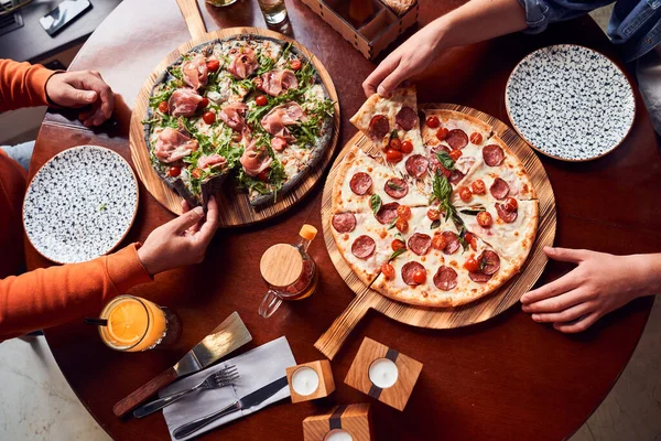 Uitzicht van boven paar eten pizza — Stockfoto