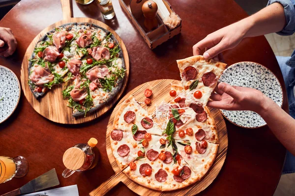 Uitzicht van boven paar eten pizza — Stockfoto
