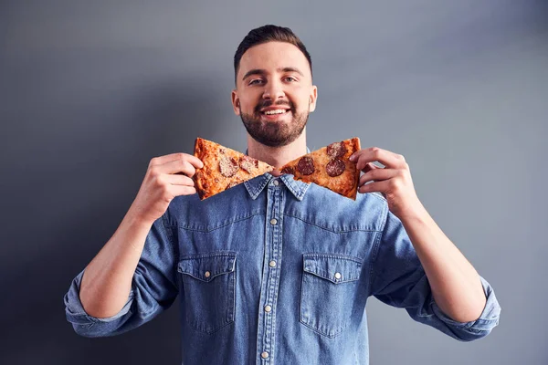 Galna leende man med pizzabitar — Stockfoto