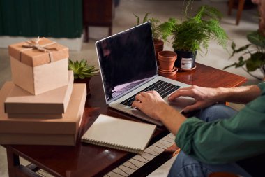 Dizüstü bilgisayardaki personel yönetimi emirleri.