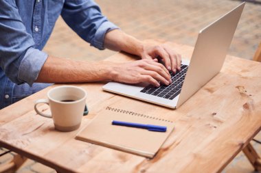 Freelancer kafede çalışıyor ve kahve içiyor.