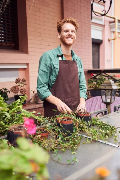 Barista dbanie o rośliny na zewnątrz — Zdjęcie stockowe