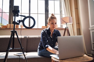 Evde modern aletlerle çalışan genç bir uzman.