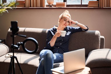 Sakin barışçıl blogcu iş gününde dinleniyor