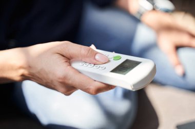 Modern uzaktan kumanda kadın elinde.