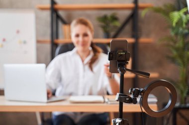 Video yapmak için tripoda modern bir cihaz yerleştirildi