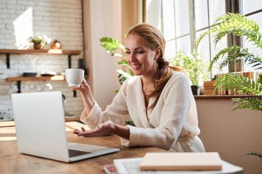 Hoş bir online toplantı ve evde lezzetli bir kahve.