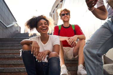 Mutlu gençler şehir merkezinde eğleniyor.