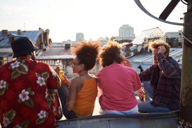 İki genç çift çatıda çifte randevunun keyfini çıkarıyor.