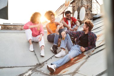 Neşeli gençler çatıda eğleniyor