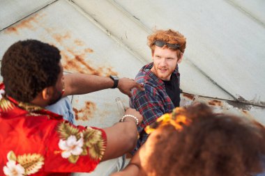 Genç trend adam dışarıda arkadaşlarıyla iletişim kuruyor.