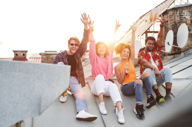 Dışarıda içki şişeleri olan iki mutlu çift.