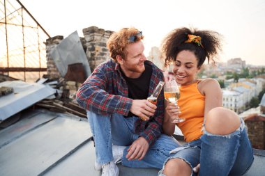 Gülümseyen güzel bayan erkek arkadaşıyla dışarıda eğleniyor.