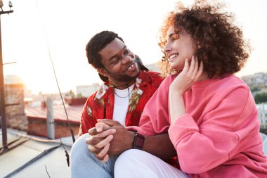 Gülümseyen kadın ve erkek yaz akşamı aşık olurlar.