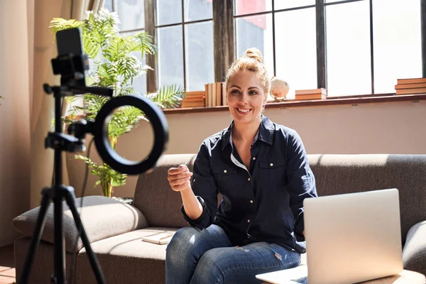 Zufriedene junge Frau arbeitet online mit modernen Geräten — Stockfoto